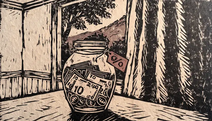 Glas mit zurückerstattetem Geld und Prozent-Symbol auf Tisch
